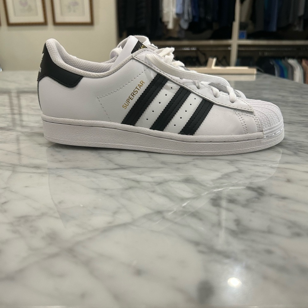 Nike superstar women’s size 7